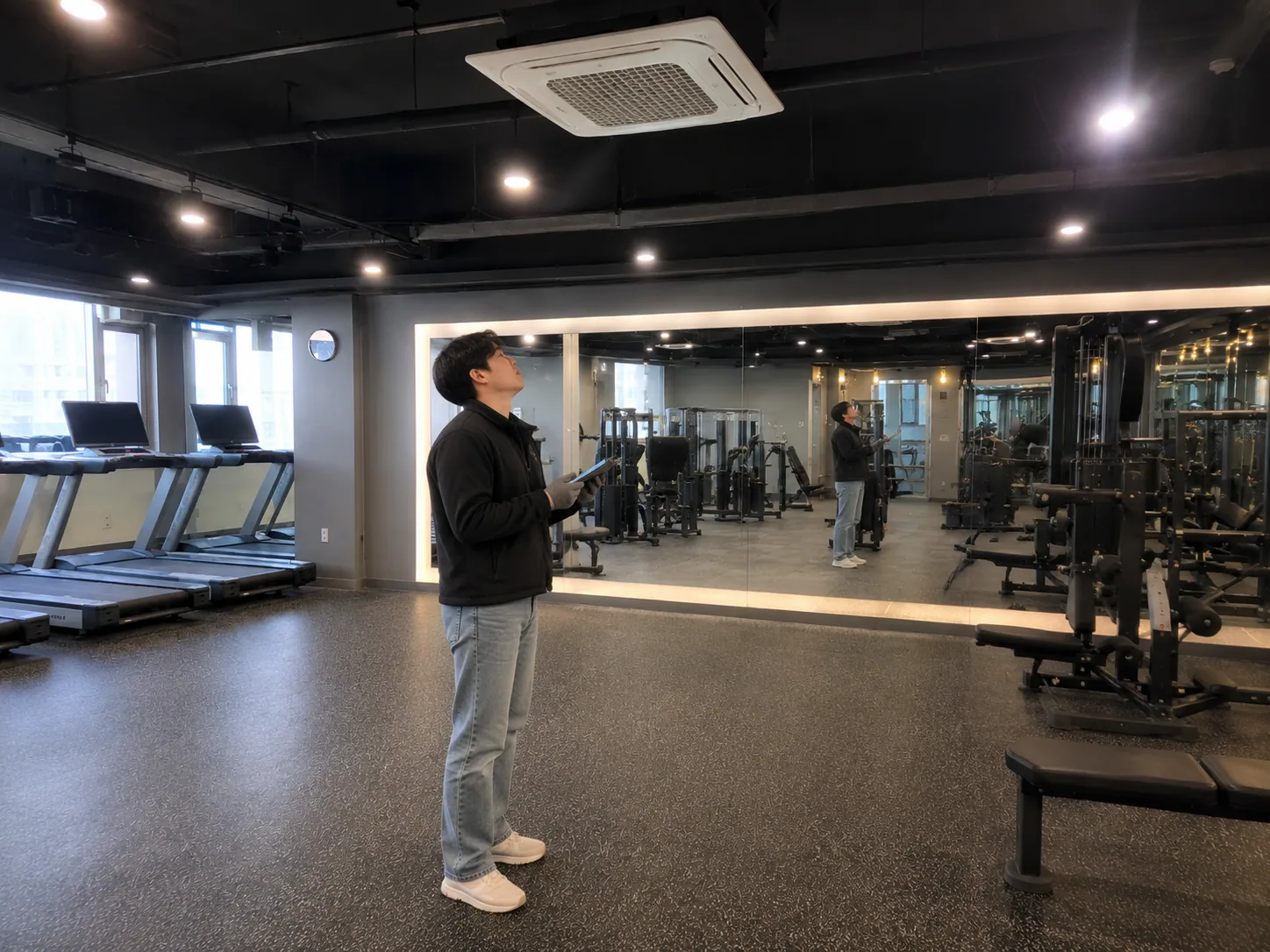 에어컨 세척 후 내부 상태를 확인하는 작업 과정