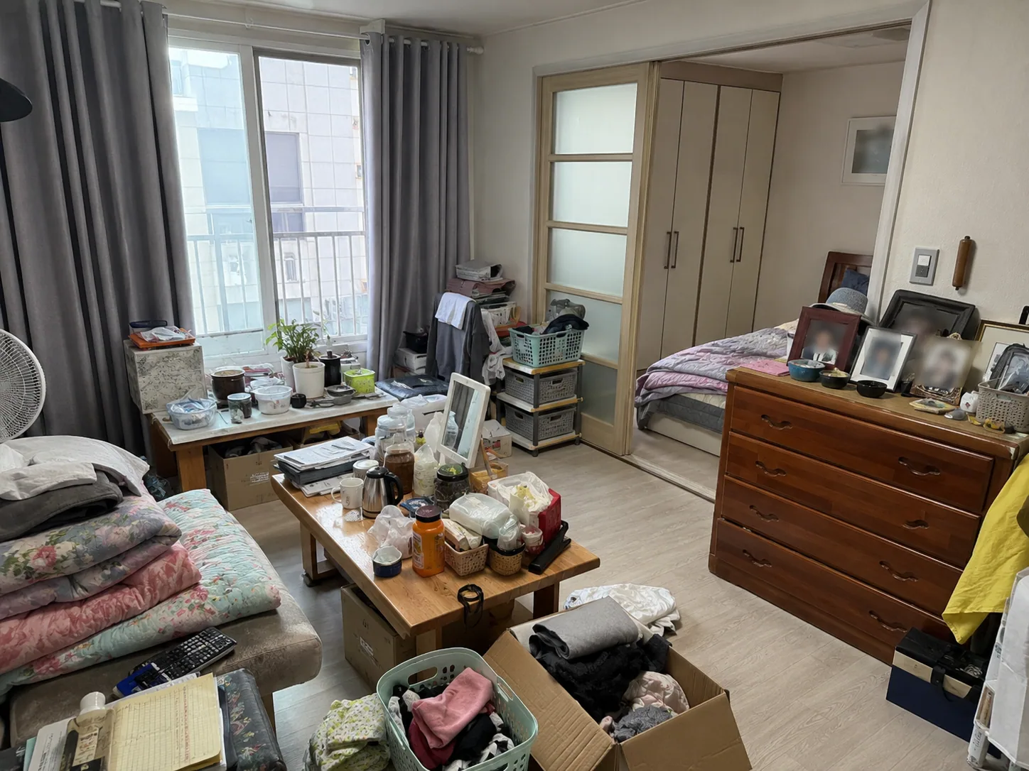 유품정리 전 보관 물품과 정리 대상 물품을 분류하는 작업 현장