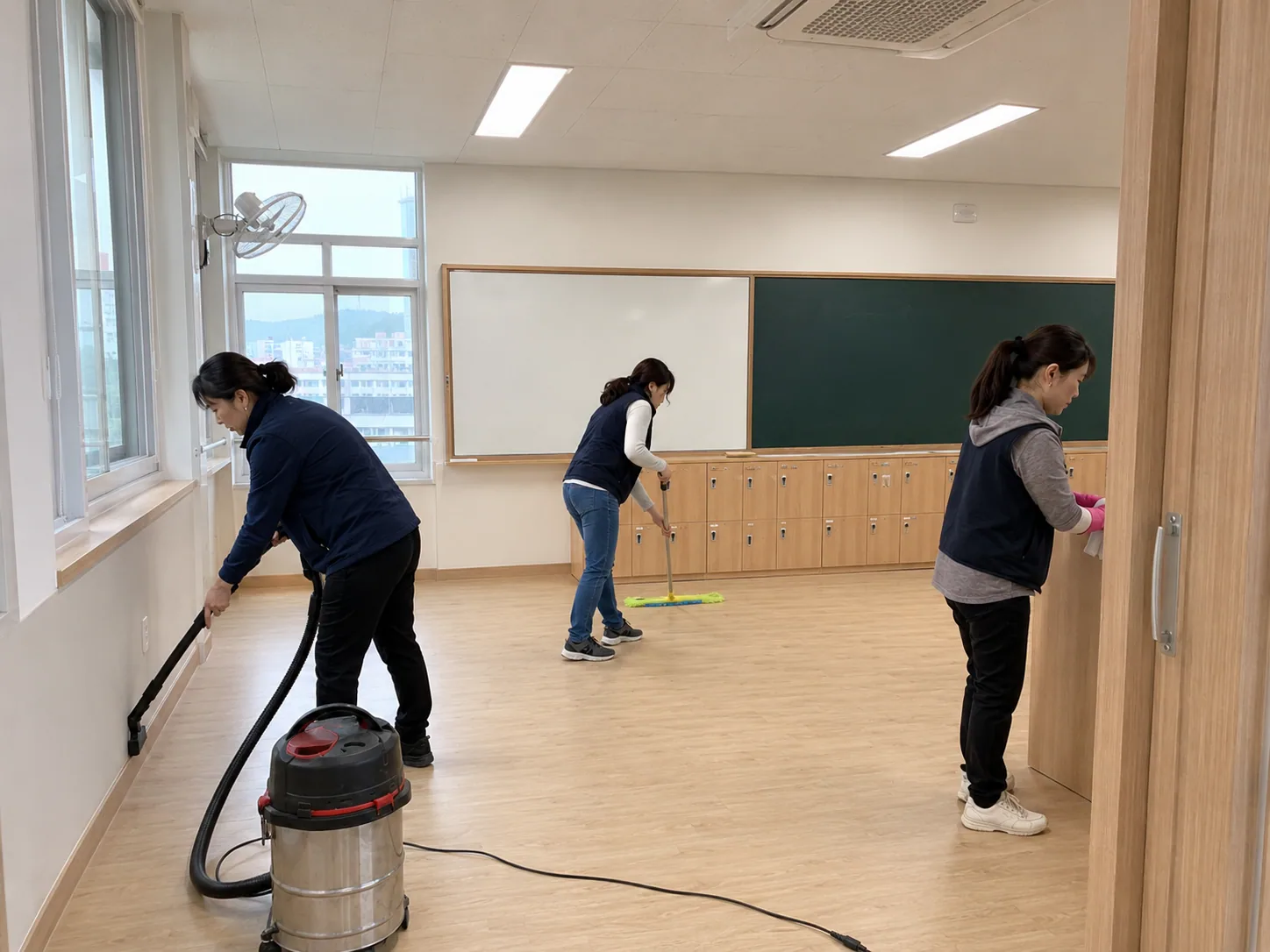사무공간 천장과 유리 상부의 분진을 제거하는 작업 현장