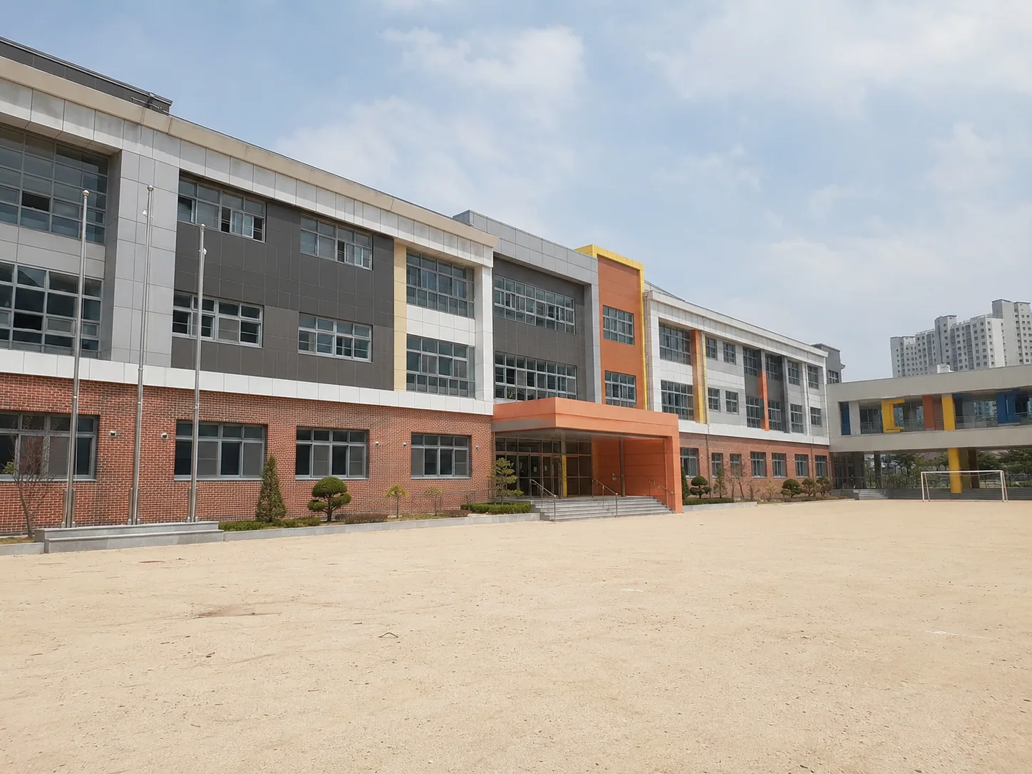 공조 시스템 필터에 쌓인 분진을 진공 흡입하는 작업