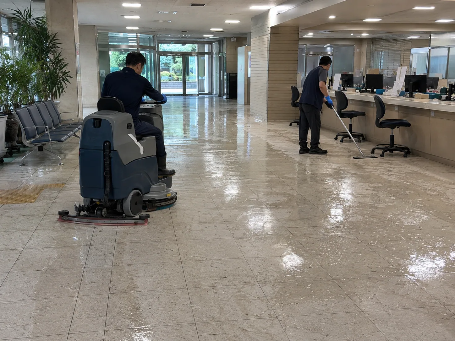 민원실과 복도 동선을 관리하는 청소 작업 과정