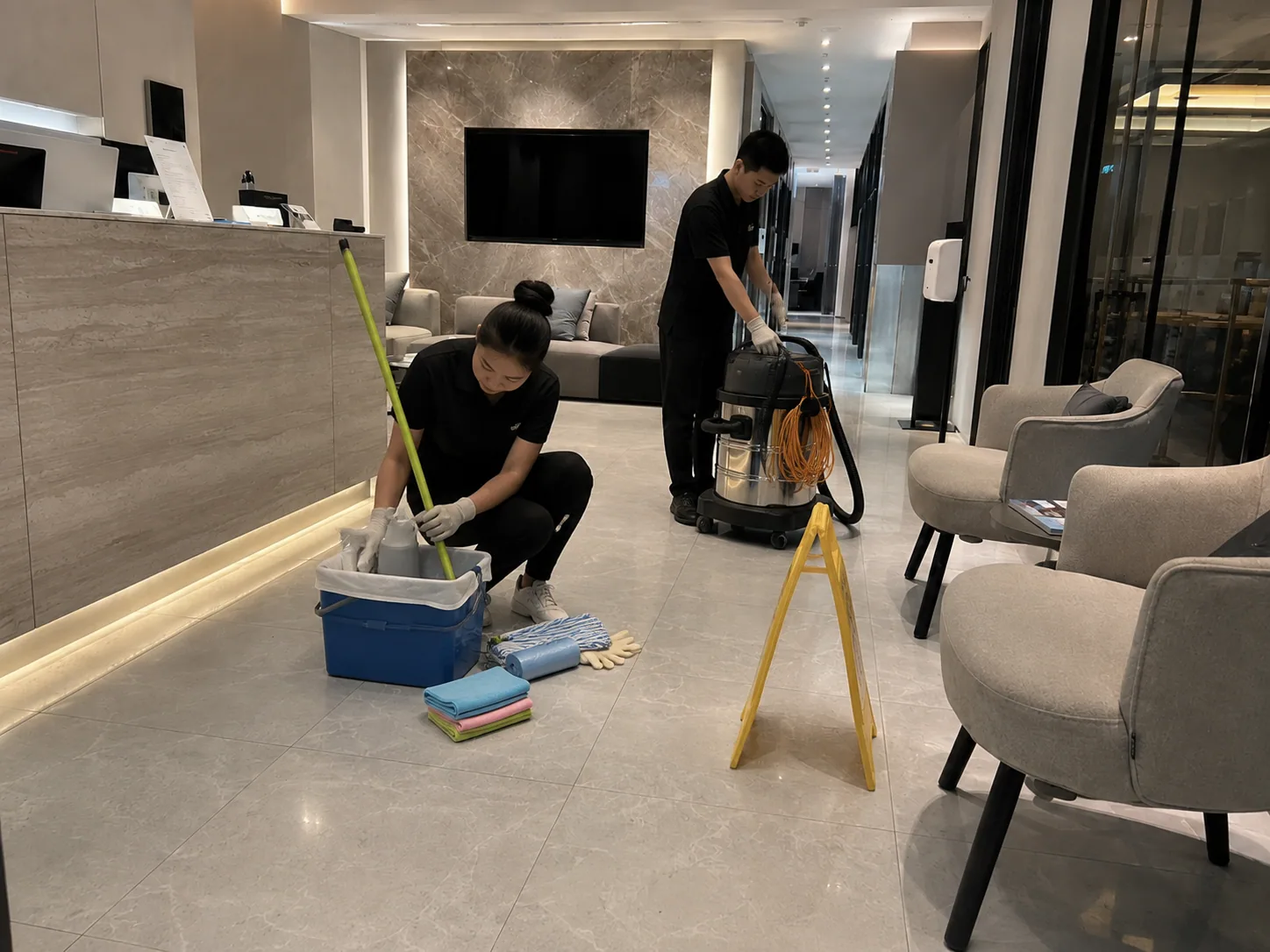 청소 전 먼지 쌓인 데스크