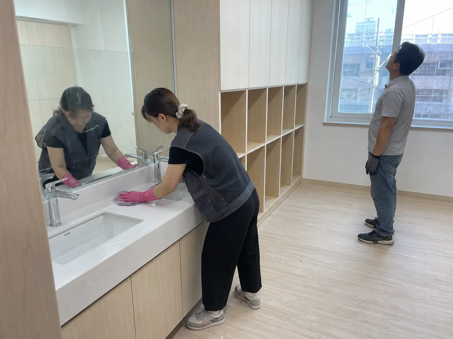 창틀 레일 먼지 세척 전