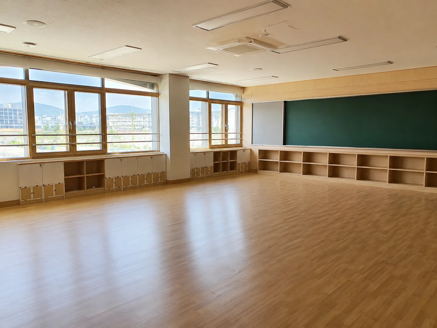 창틀 레일 먼지 진공 흡입 완료 후