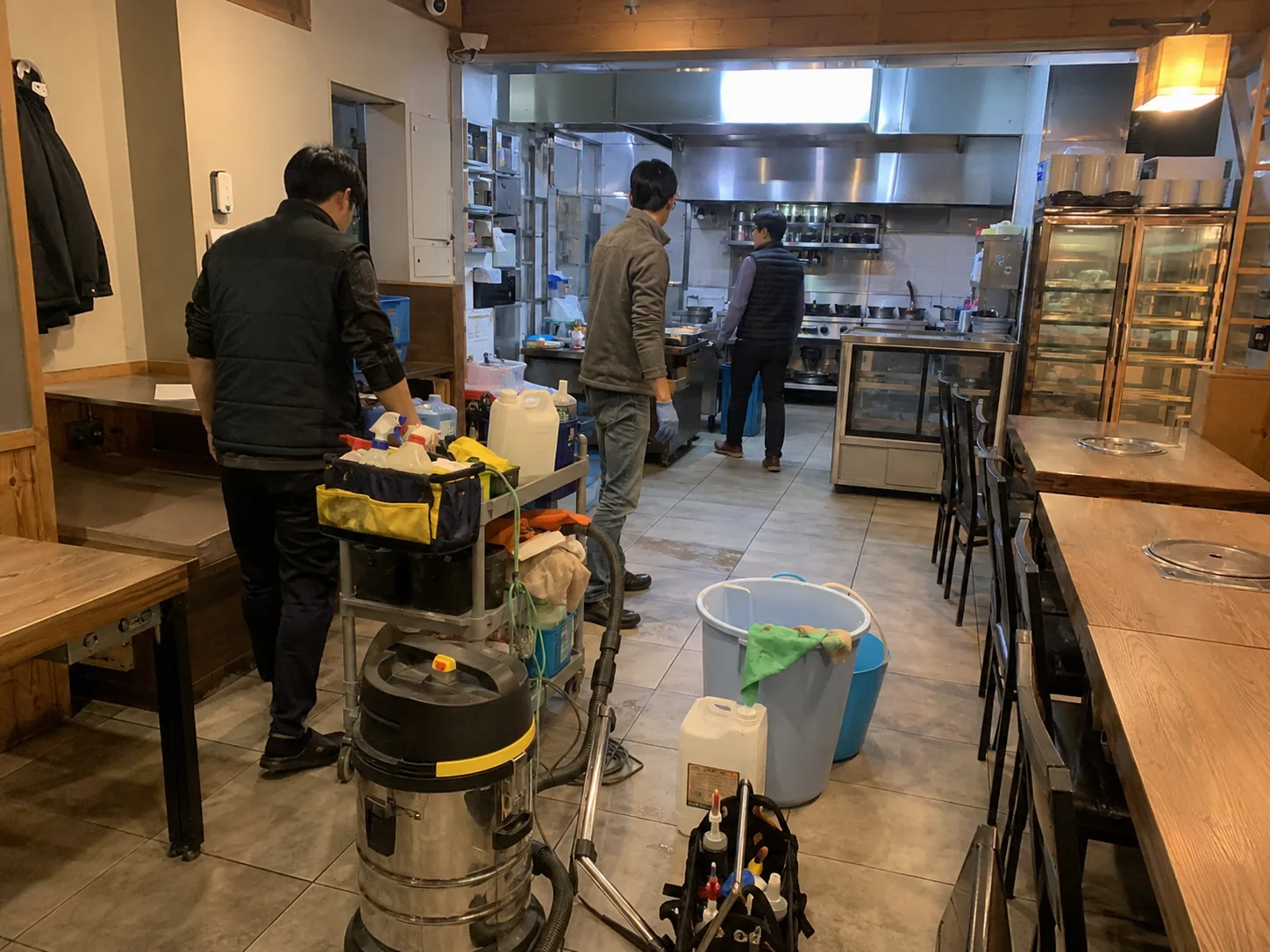 매장 바닥 청소와 건조 확인