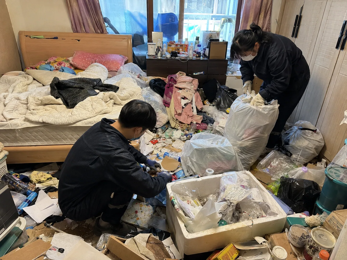 보관 물품과 폐기물을 분리하는 작업 현장