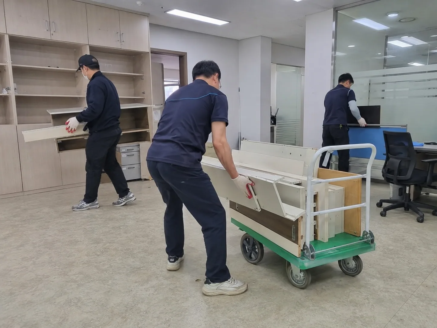 차량 진입과 반출 조건을 확인하는 작업 현장