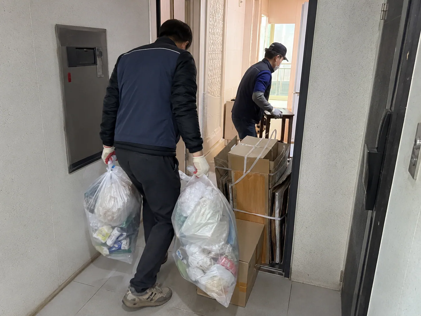 폐기물 반출 후 현장을 확인하는 작업 현장